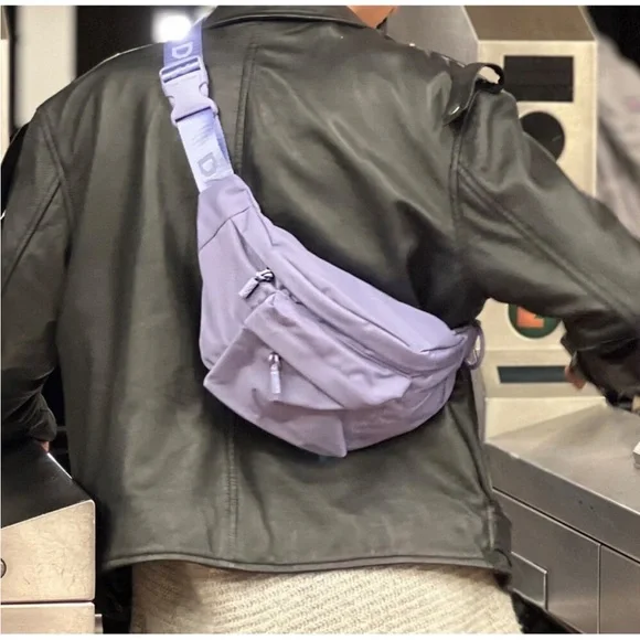 Dare to Roam Outrider Belt Bag
NEW Phantom Purple Ciara DTR
Fanny Pack NWOT - Picture 3 of 7